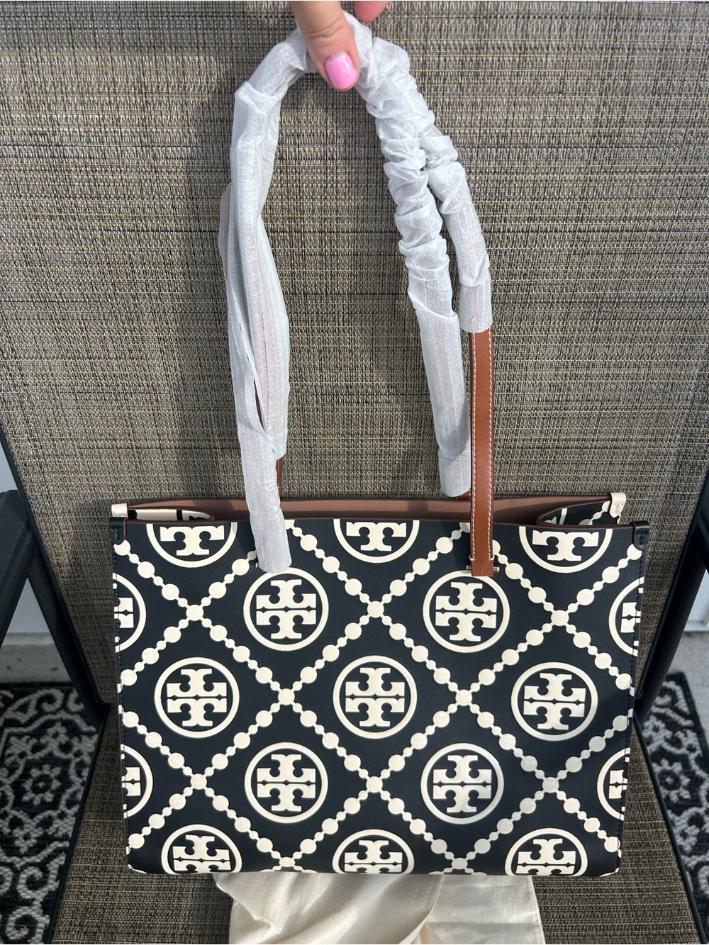 New! Tory Burch T Monogram Embossed Contrast Cream & Black Logo Leather Tote Bag - Picture 4 of 12